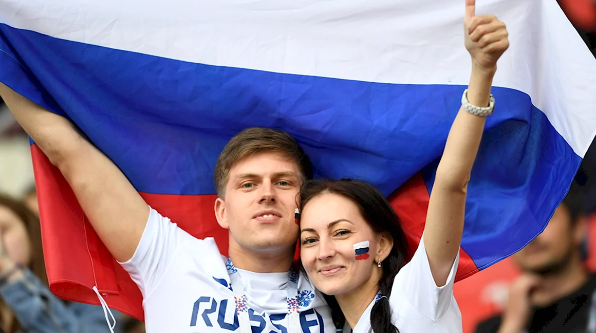 Молодежь с российским флагом