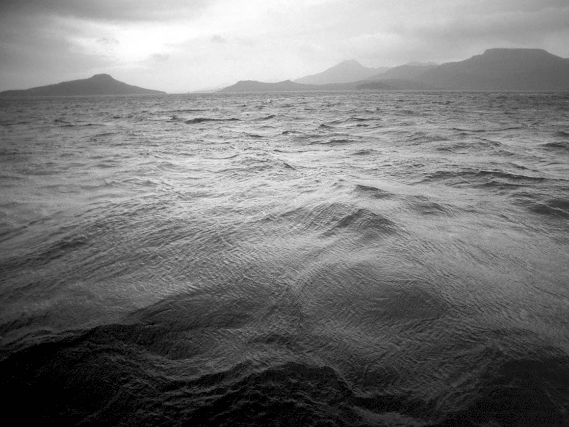 Море черно белое