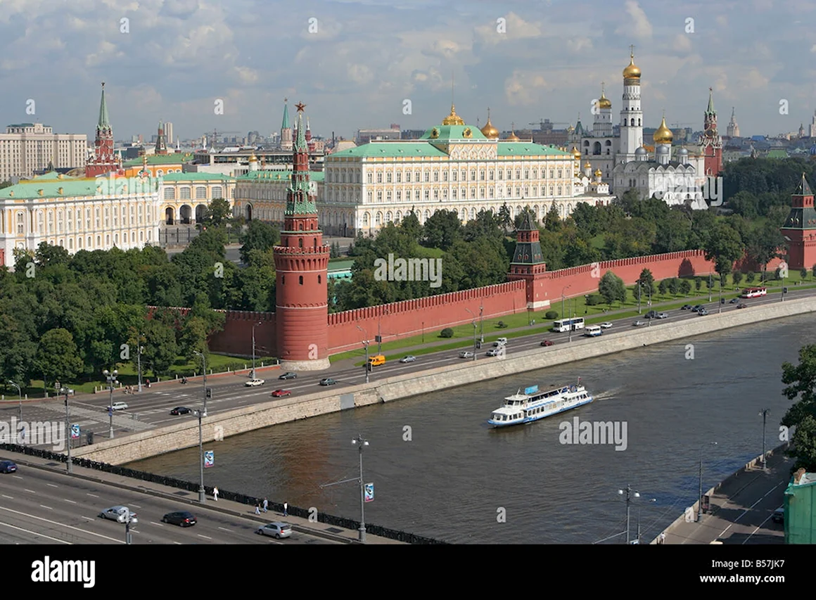 Московский Кремль с высоты птичьего полета с реки Москва