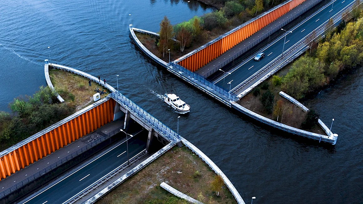 Мостик вид сверху