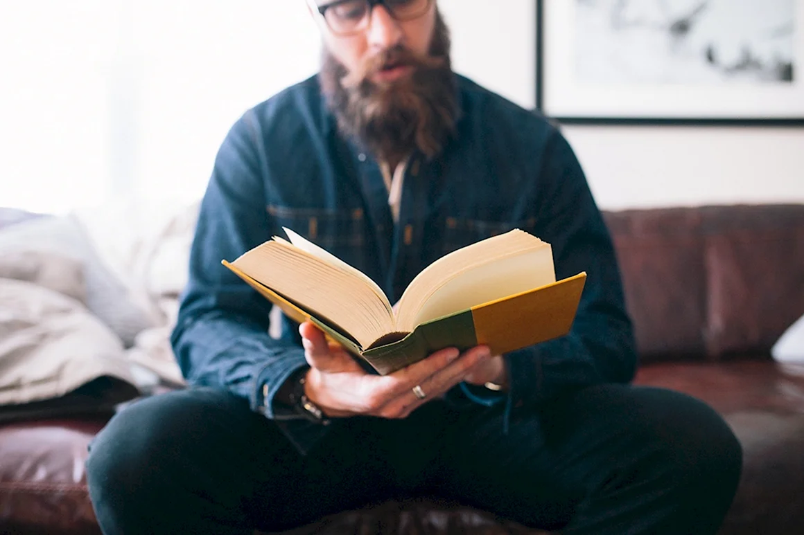 Мужчина с книгой в руках