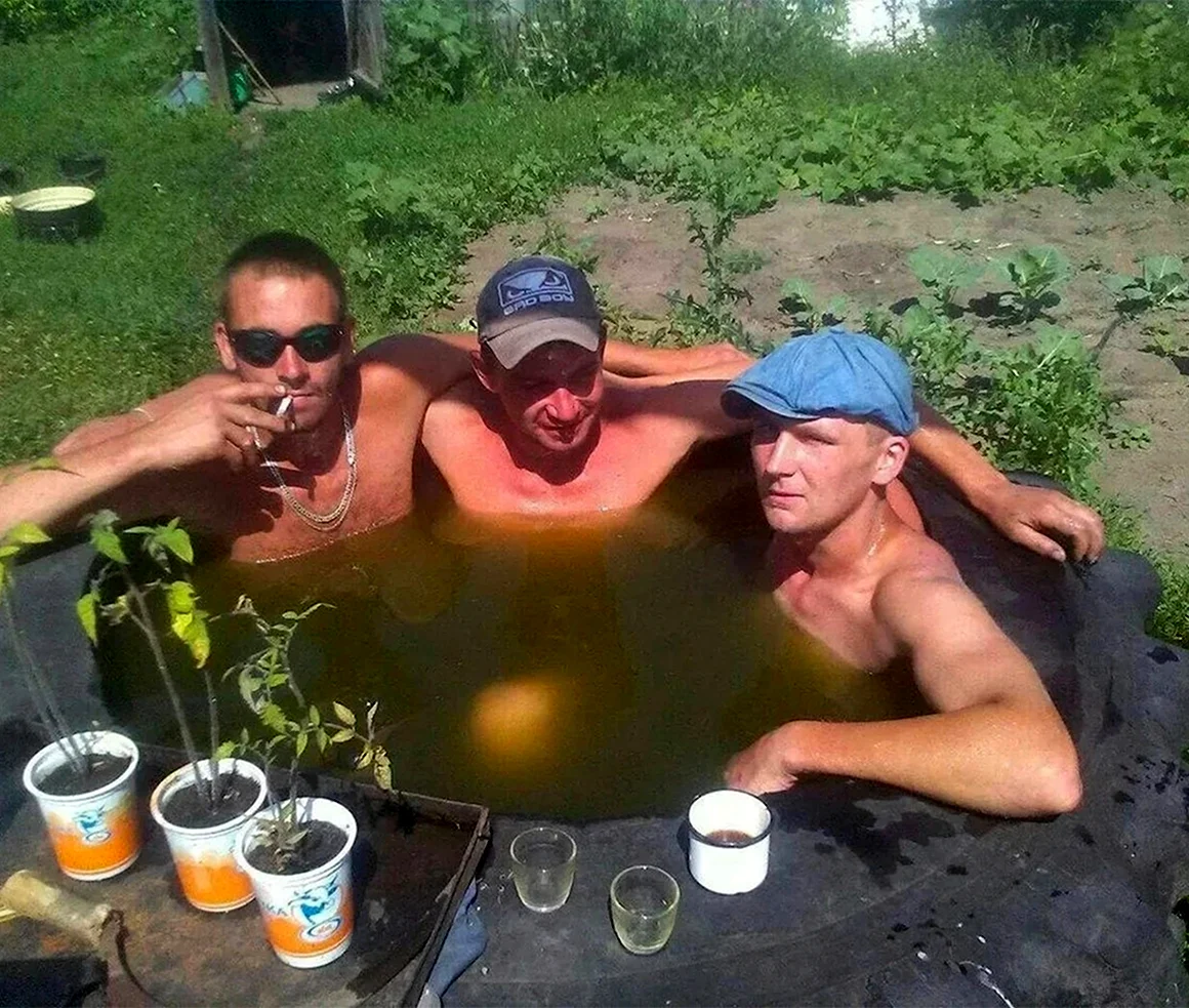 Мужики отдыхают на даче