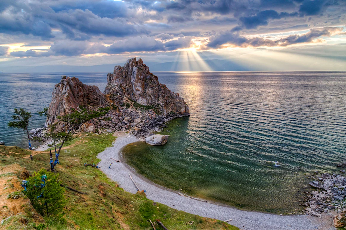 Мыс Бурхан скала Шаманка