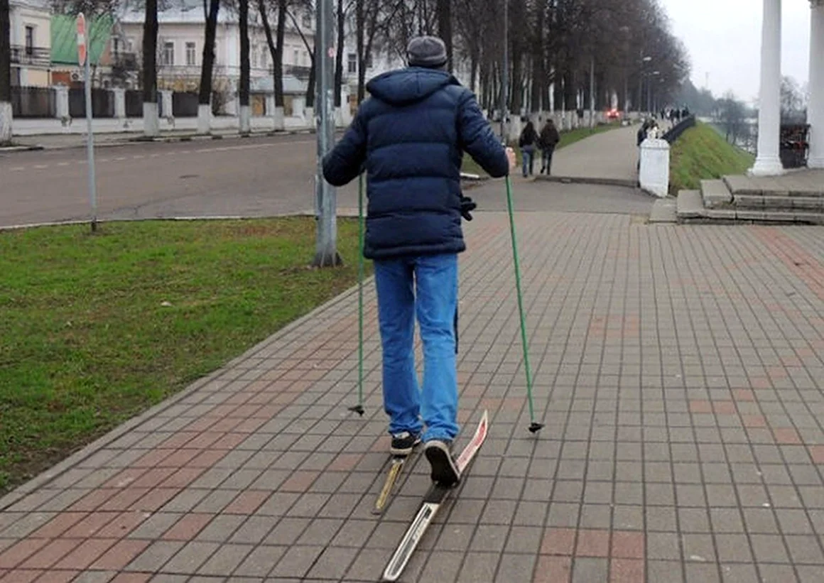 На асфальте в лыжи обутый