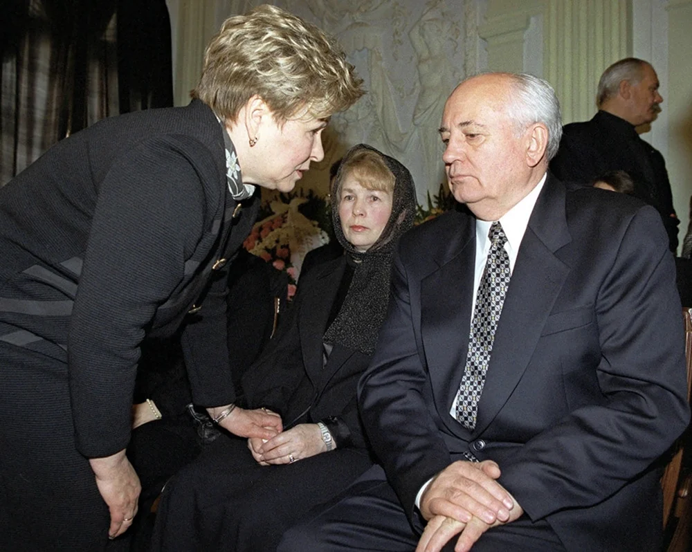 Наина Ельцина и Михаил Горбачев