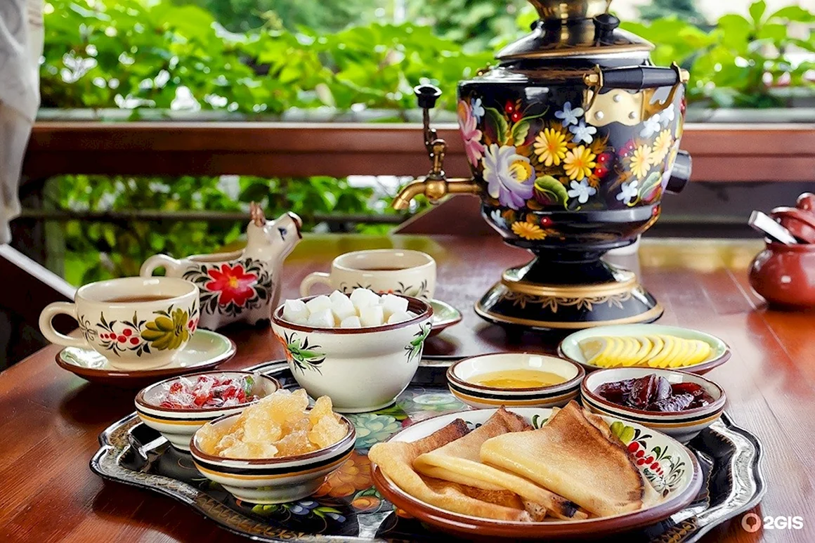 Накрытый стол с самоваром