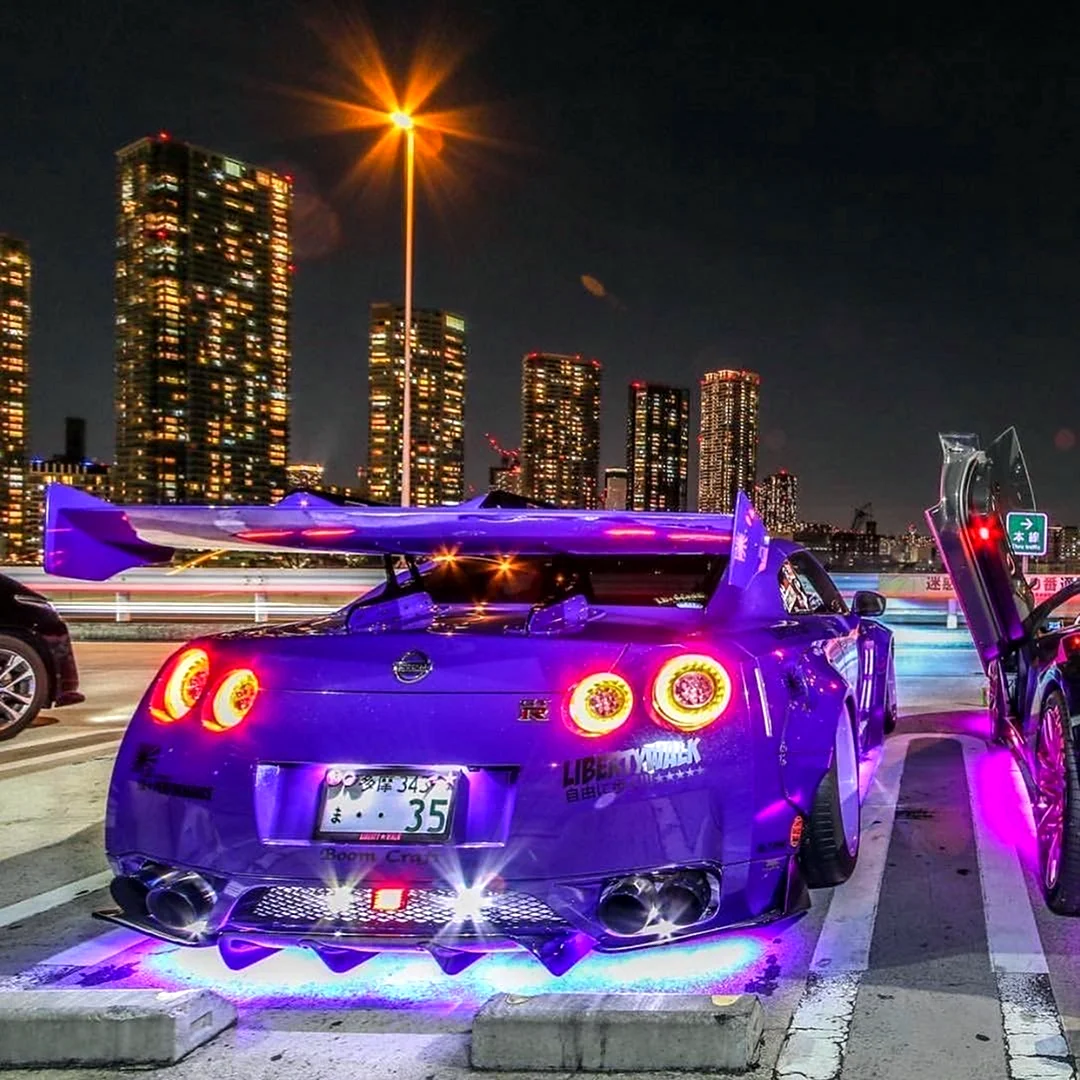 Nissan Skyline r35 GTR фиолетовый