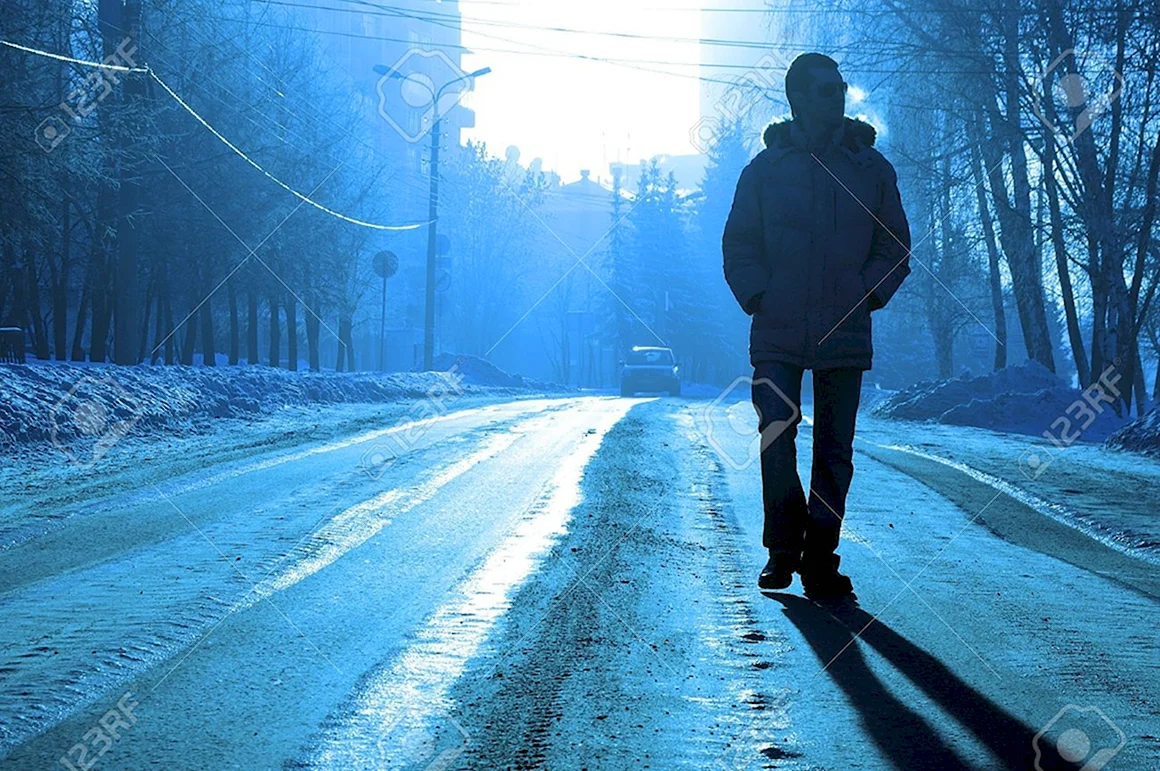 Одинокий человек на дороге