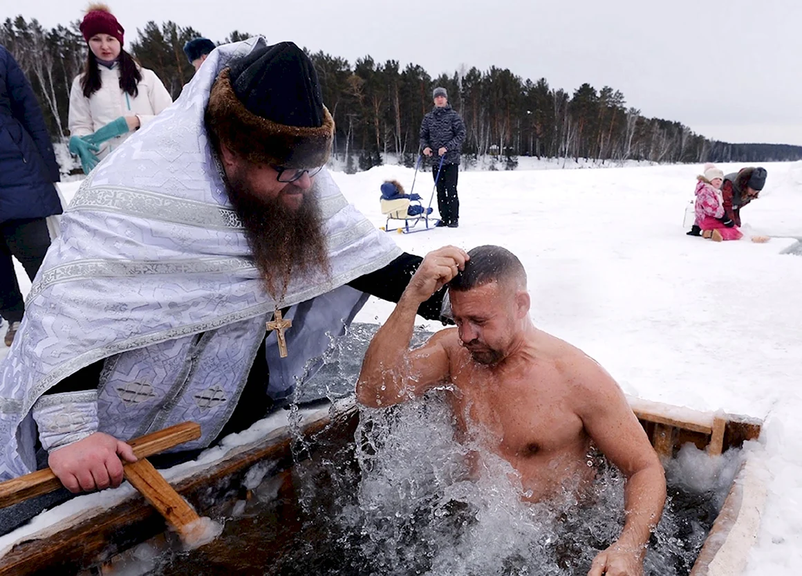 Окунание в прорубь на крещение