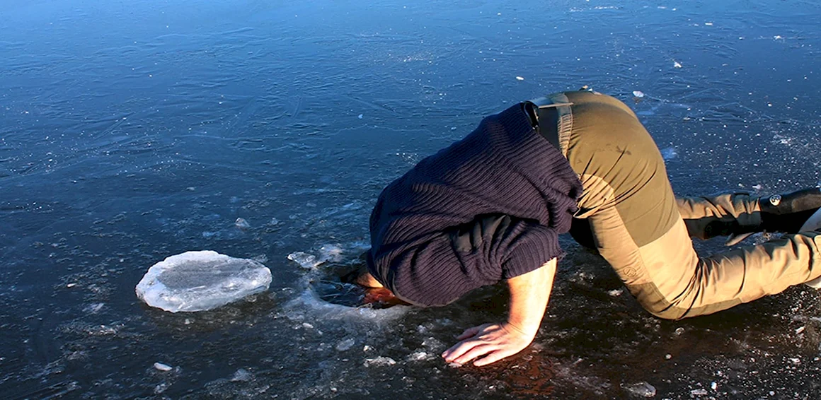 Опустил голову в воду