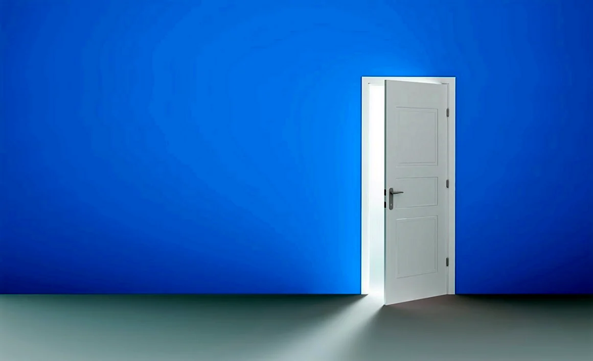 Открытая дверь