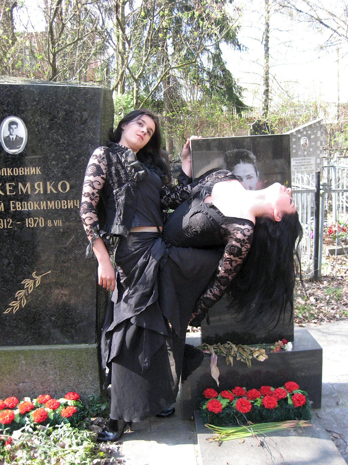 Памятник девушке