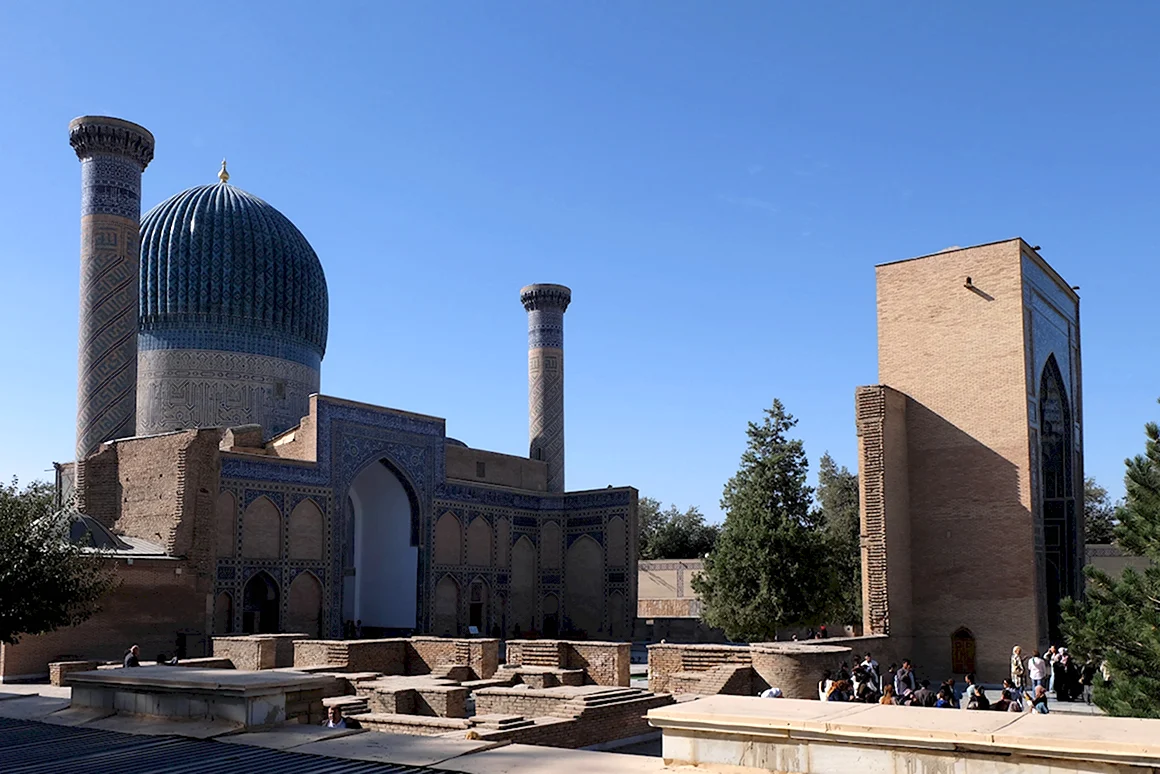 Памятник калфману в Самарканде