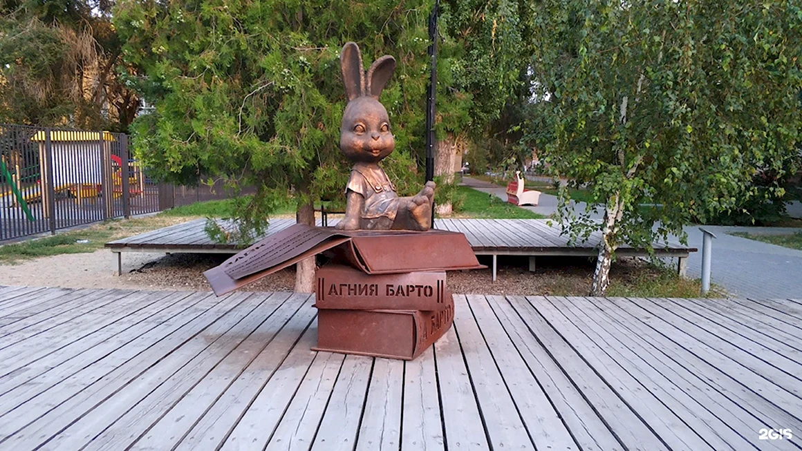 Памятник зайке Агнии Барто Волгоград