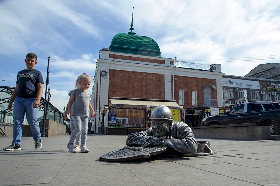 Памятники на улице Ленина Омск