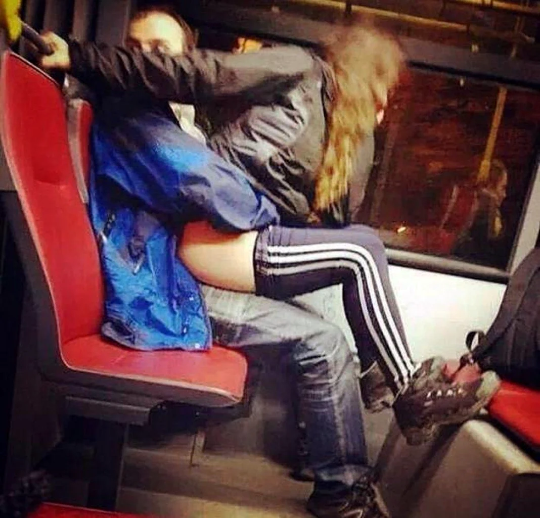 Парень и девушка в автобусе