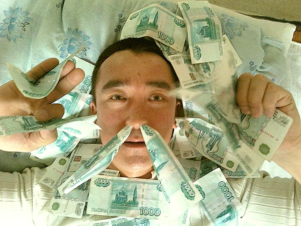 Парень с рублями