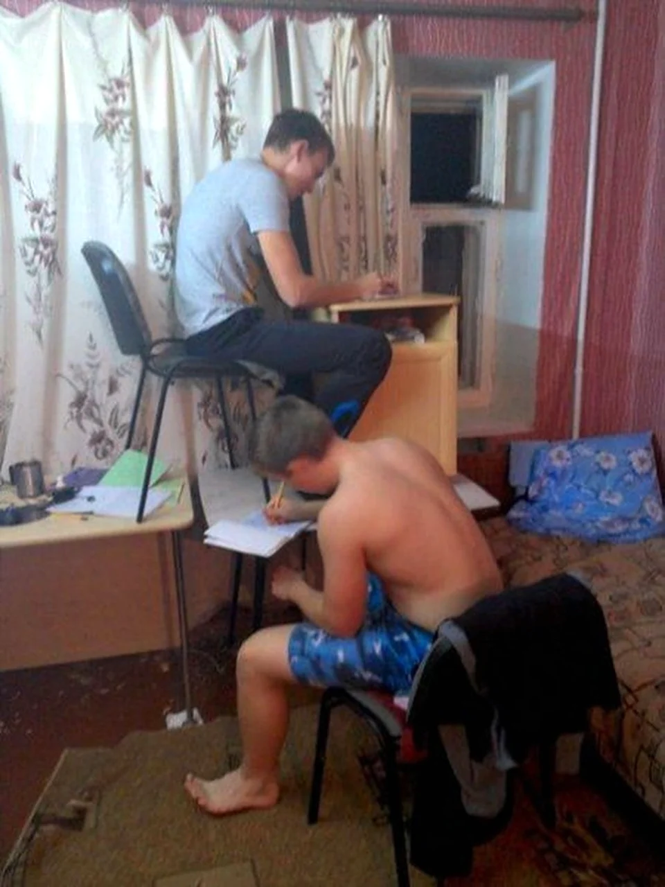 Парни в общаге