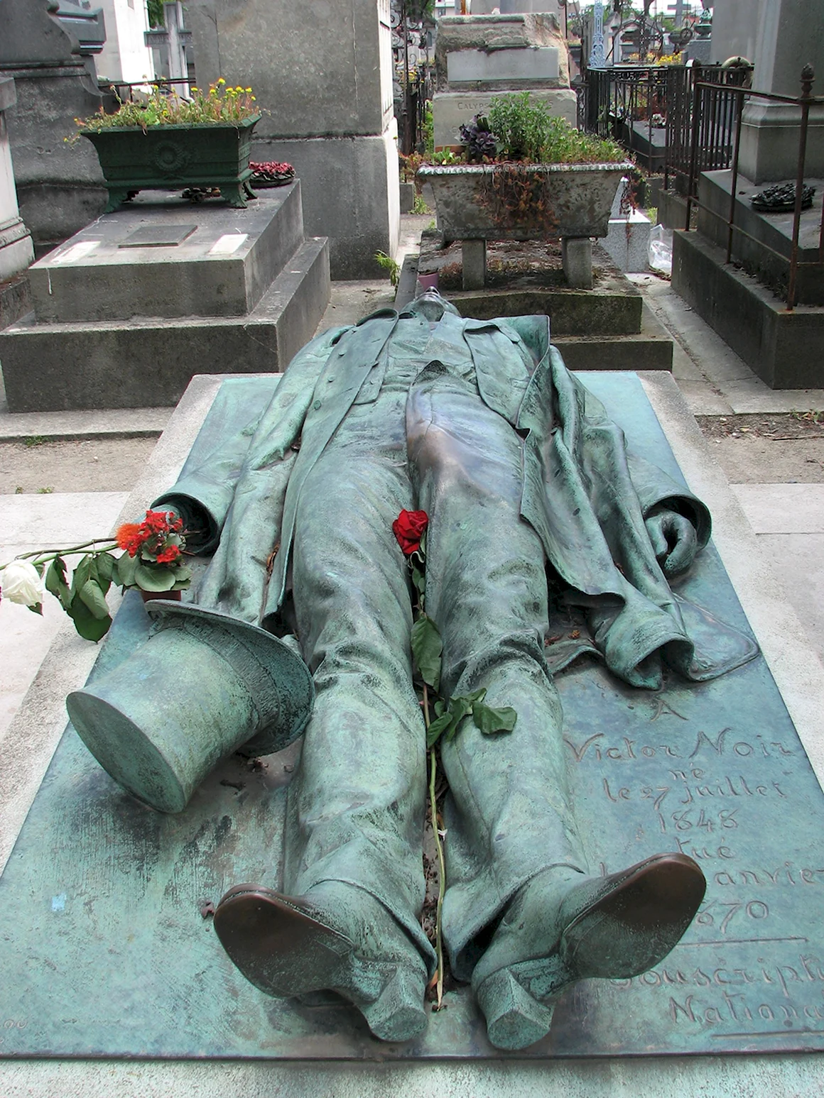 Пер Лашез Виктор Нуар памятник