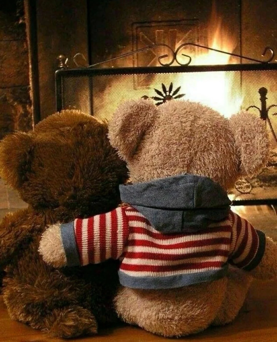Плюшевые мишки обнимаются