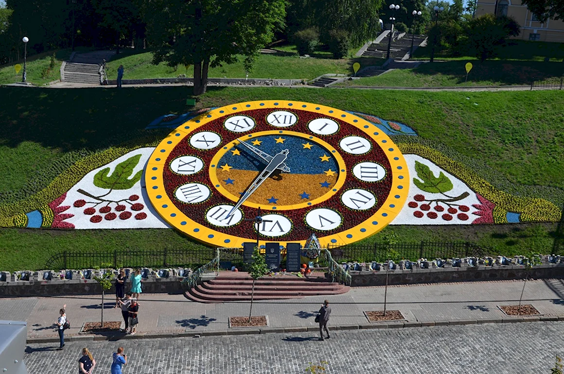 Площадь независимости Киев часы