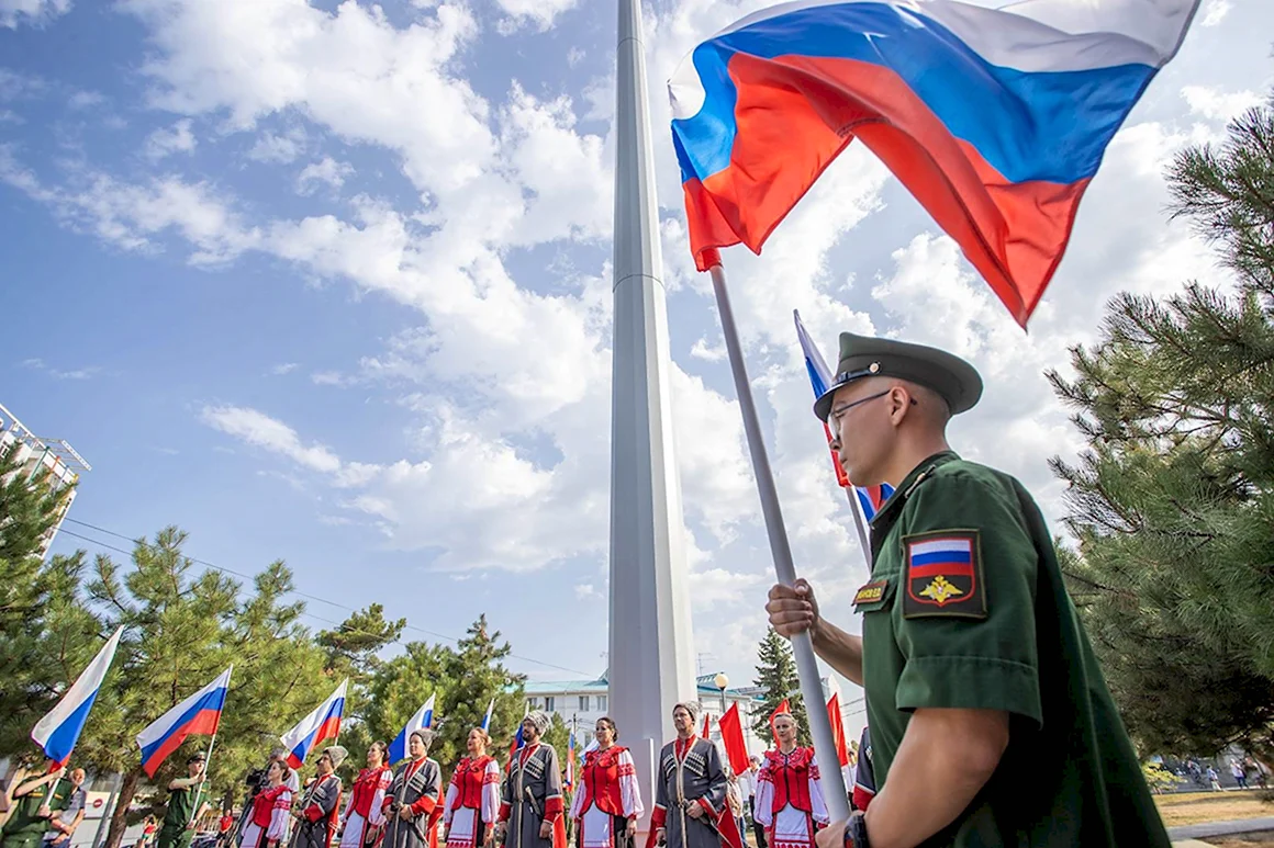 Подъем флага России
