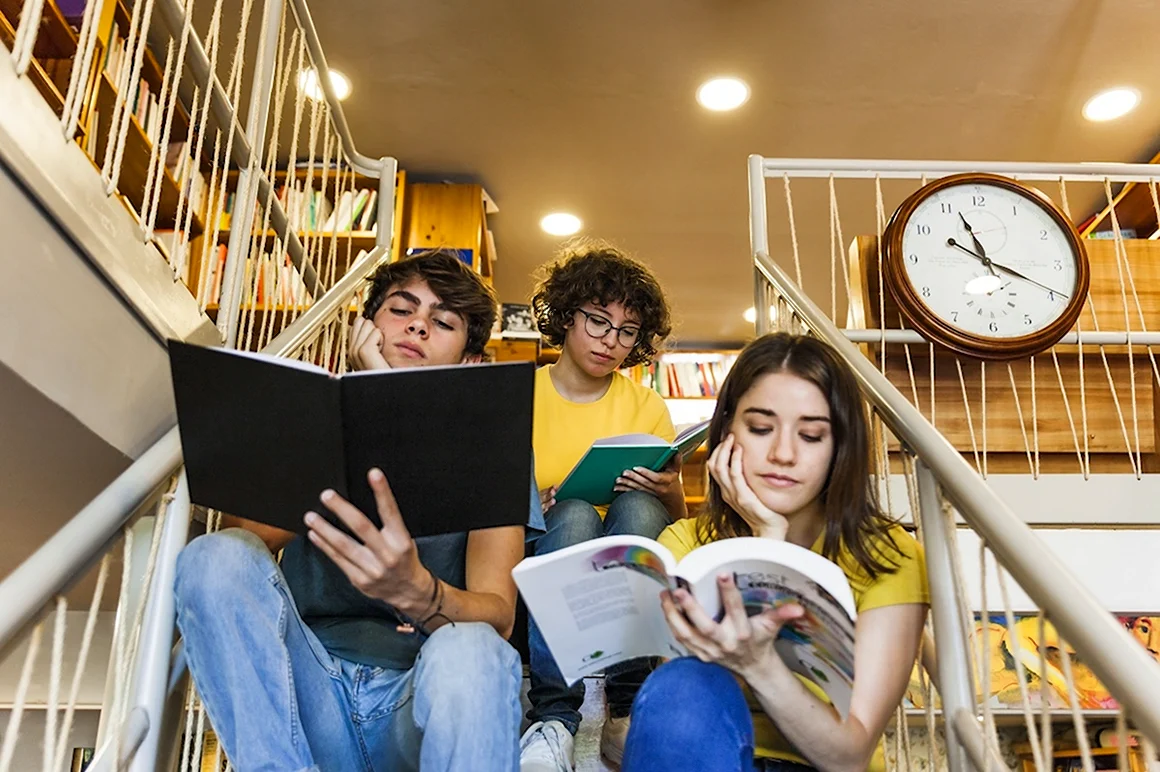 Подросток с книгой