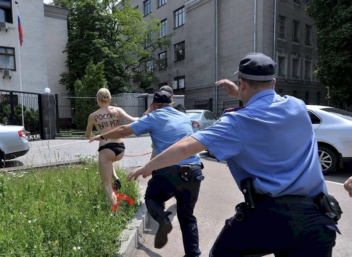 Полиция бежит
