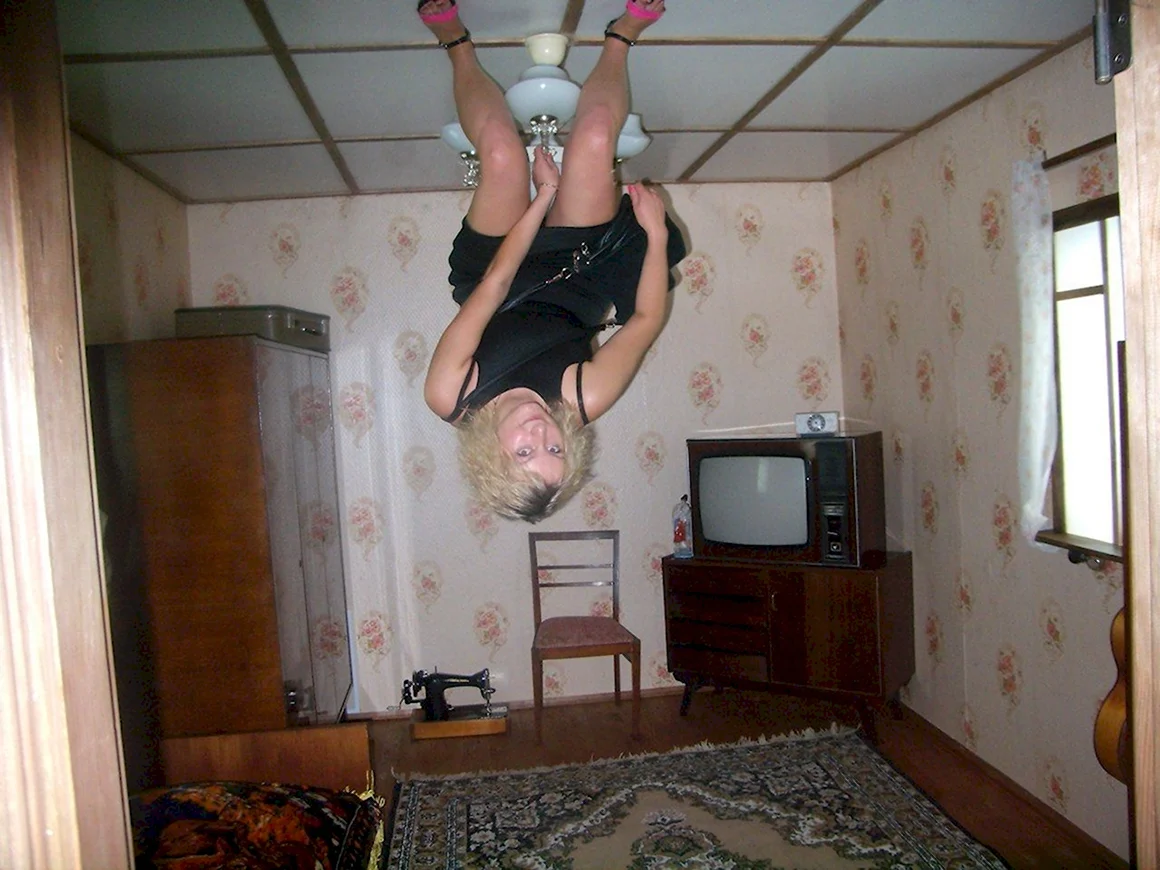 Повис на люстре