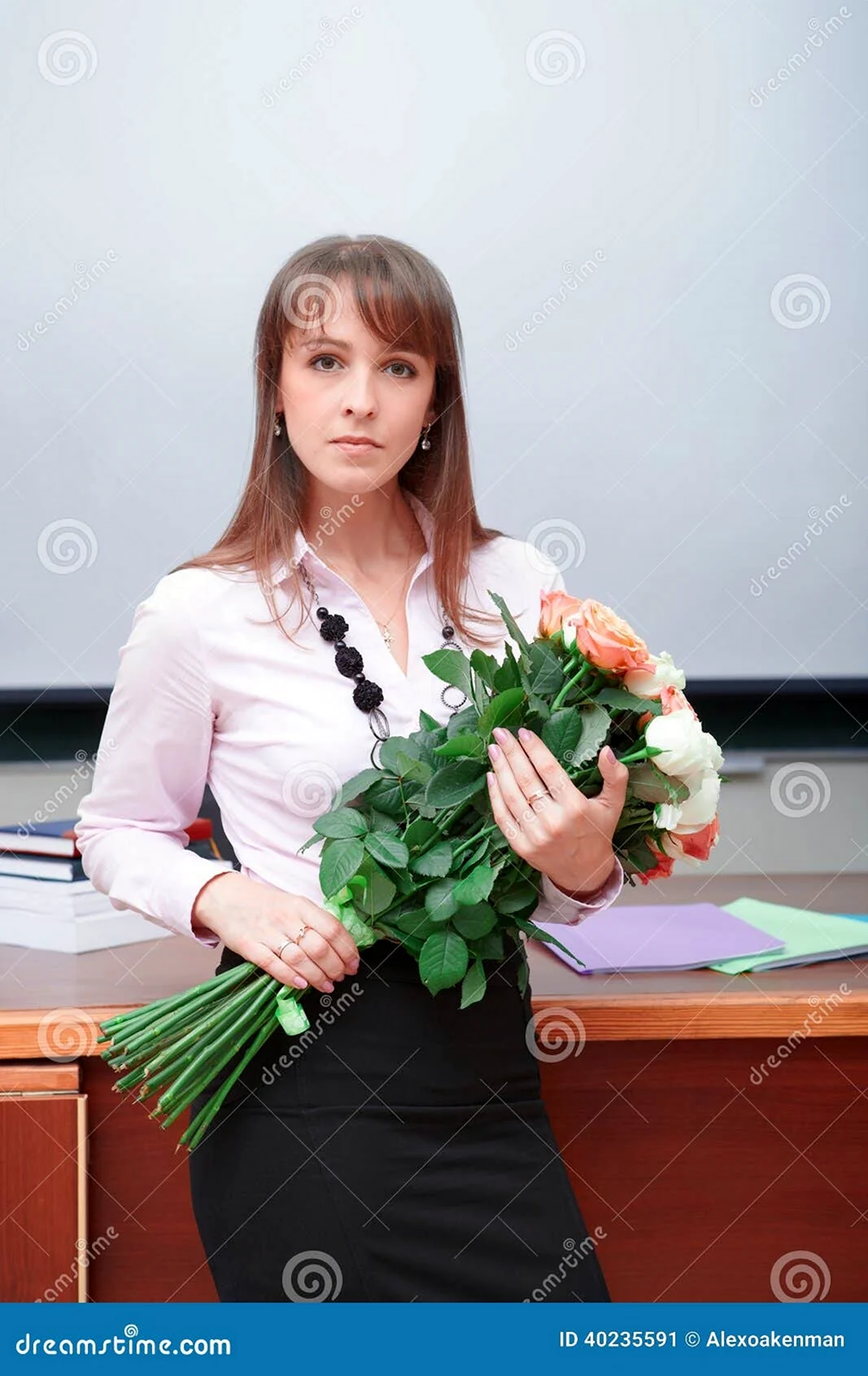 Преподаватель с цветами