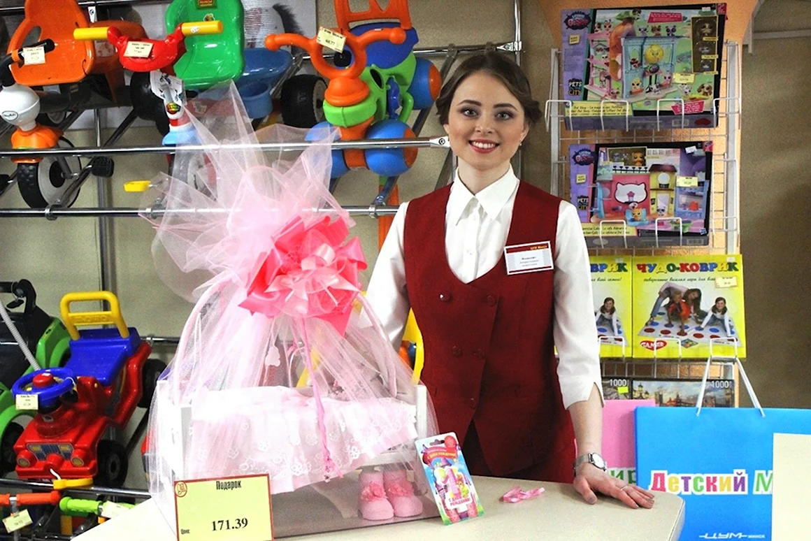 Продавец в магазине игрушек