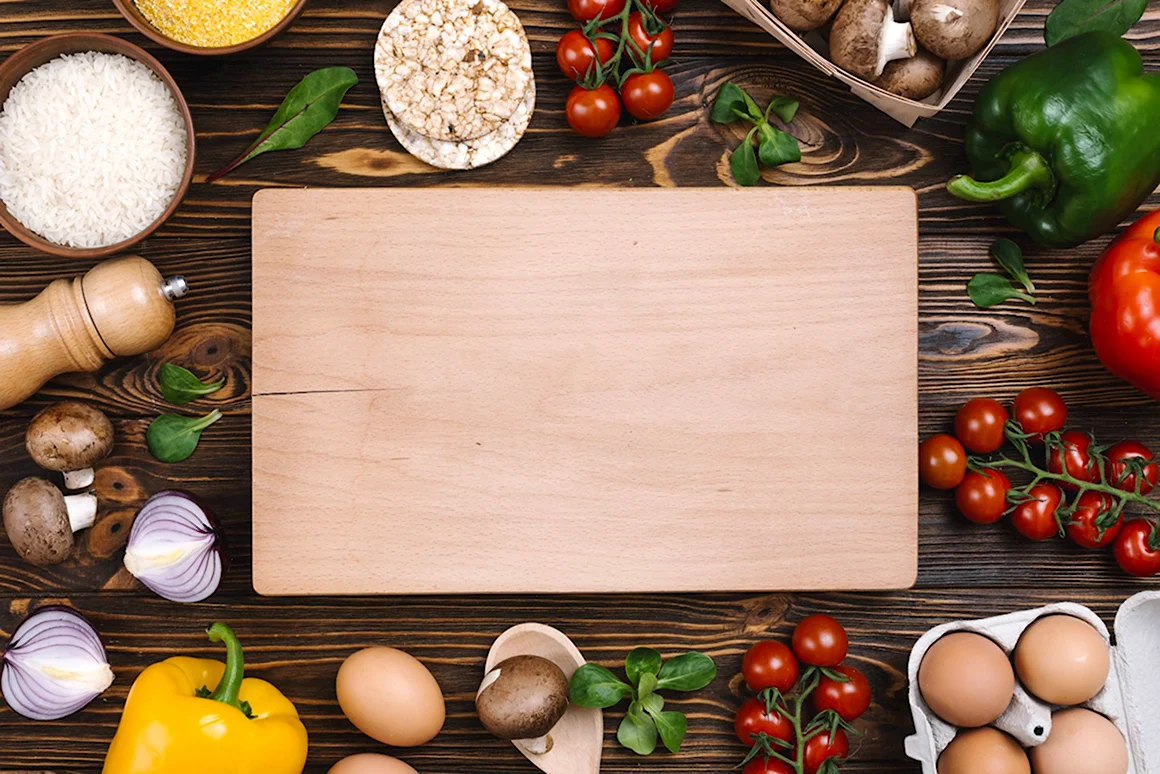 Продукты на деревянном фоне