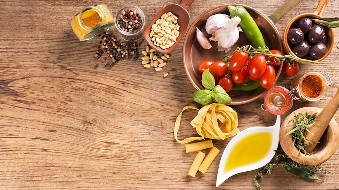Продукты на деревянном столе