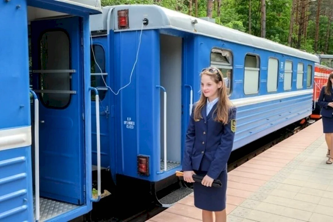 Проводница у вагона