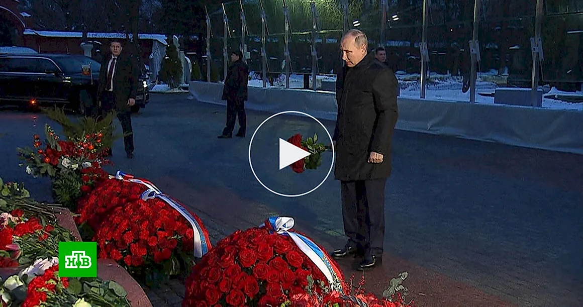 Путин на Новодевичьем кладбище возложил цветы