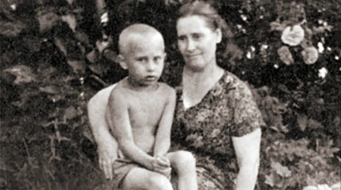 Путин с мамой