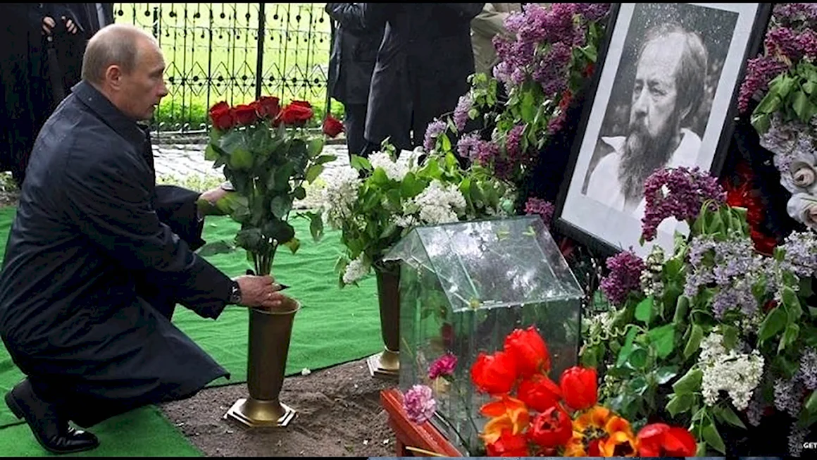 Путин возлагает цветы на могилу Солженицына