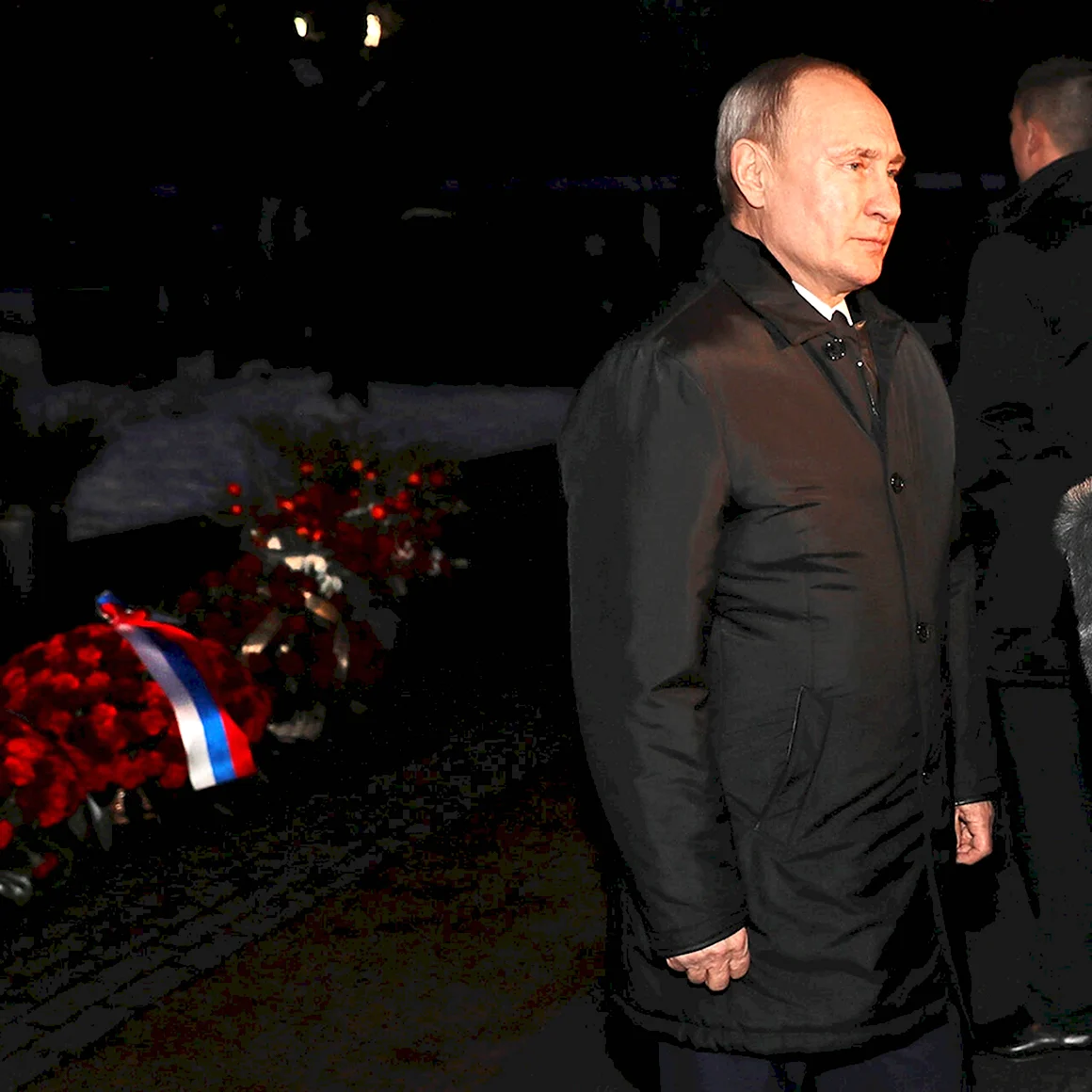 Путин возложил цветы к могиле Ельцина