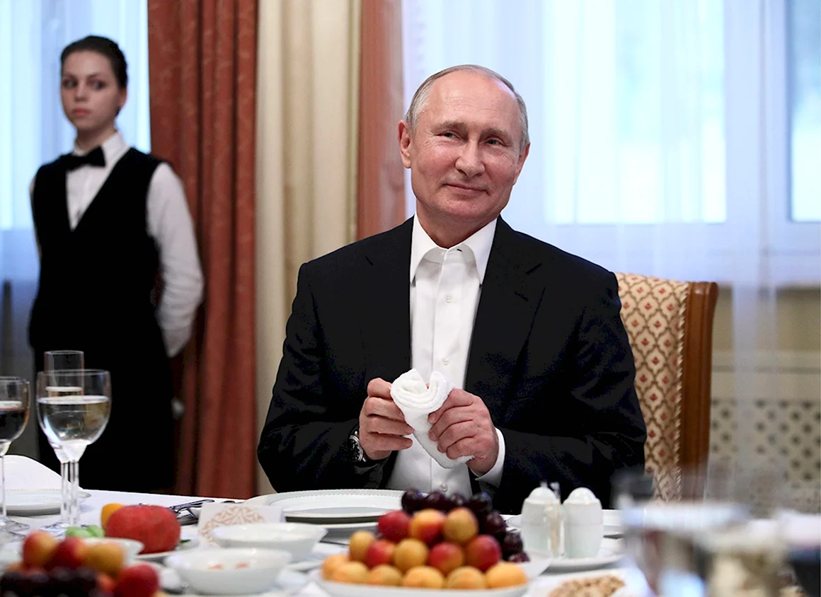 Путин за столом