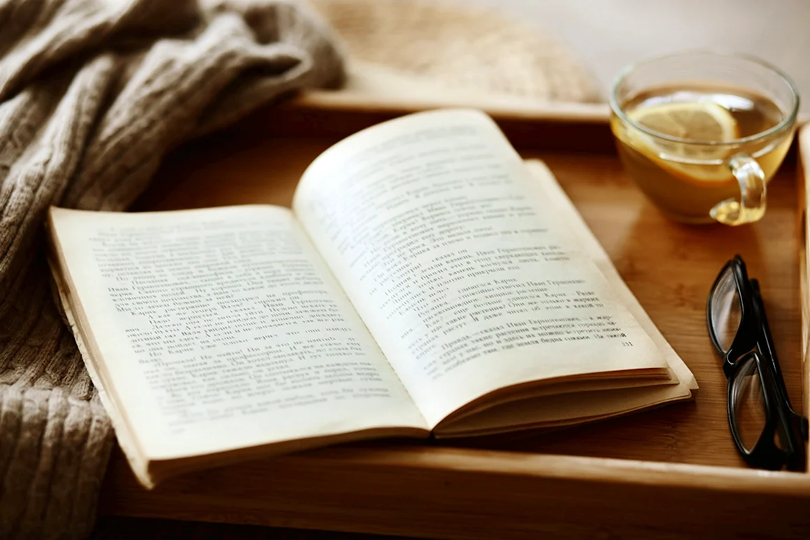 Раскрытая книга на столе