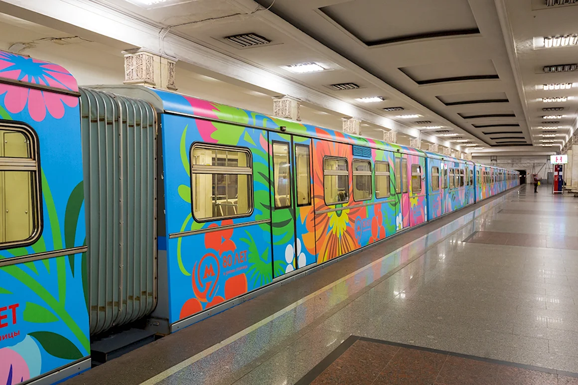 Разноцветный поезд метро