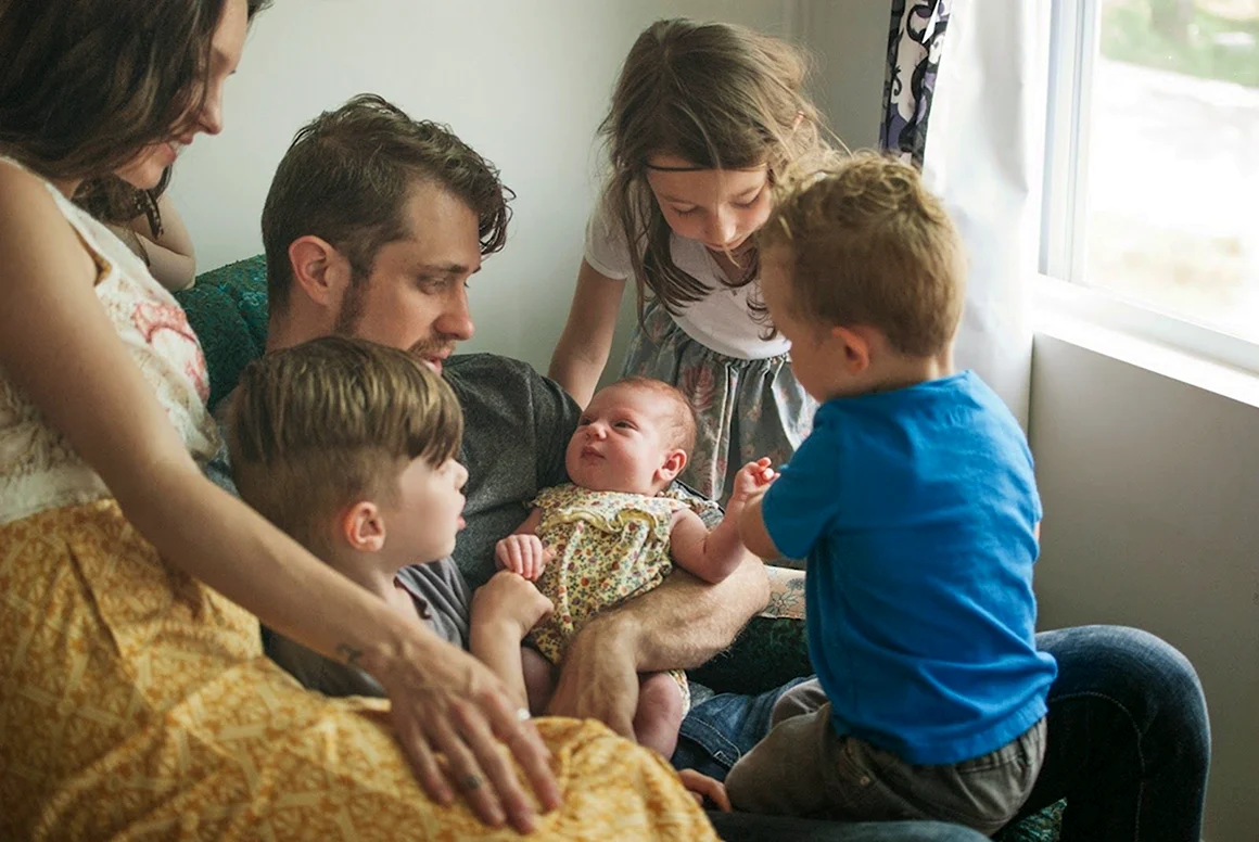 Родители и четверо детей