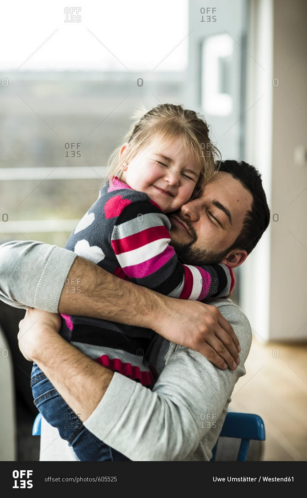 Родители и дети обнимаются