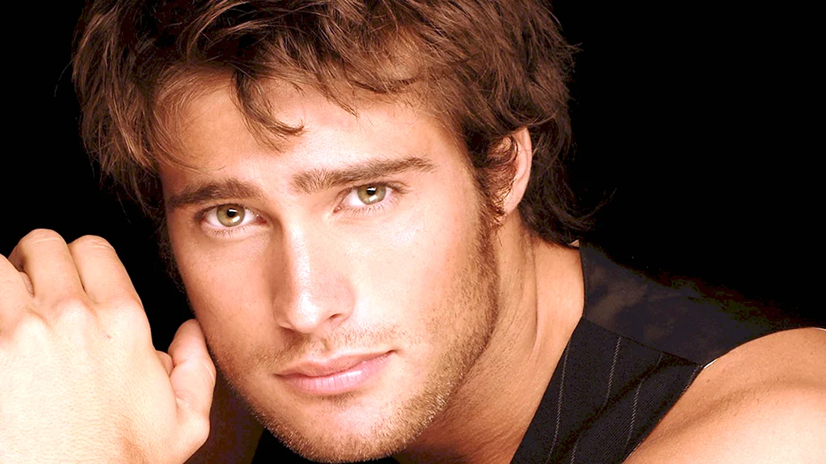 Rodrigo Guirao улыбается
