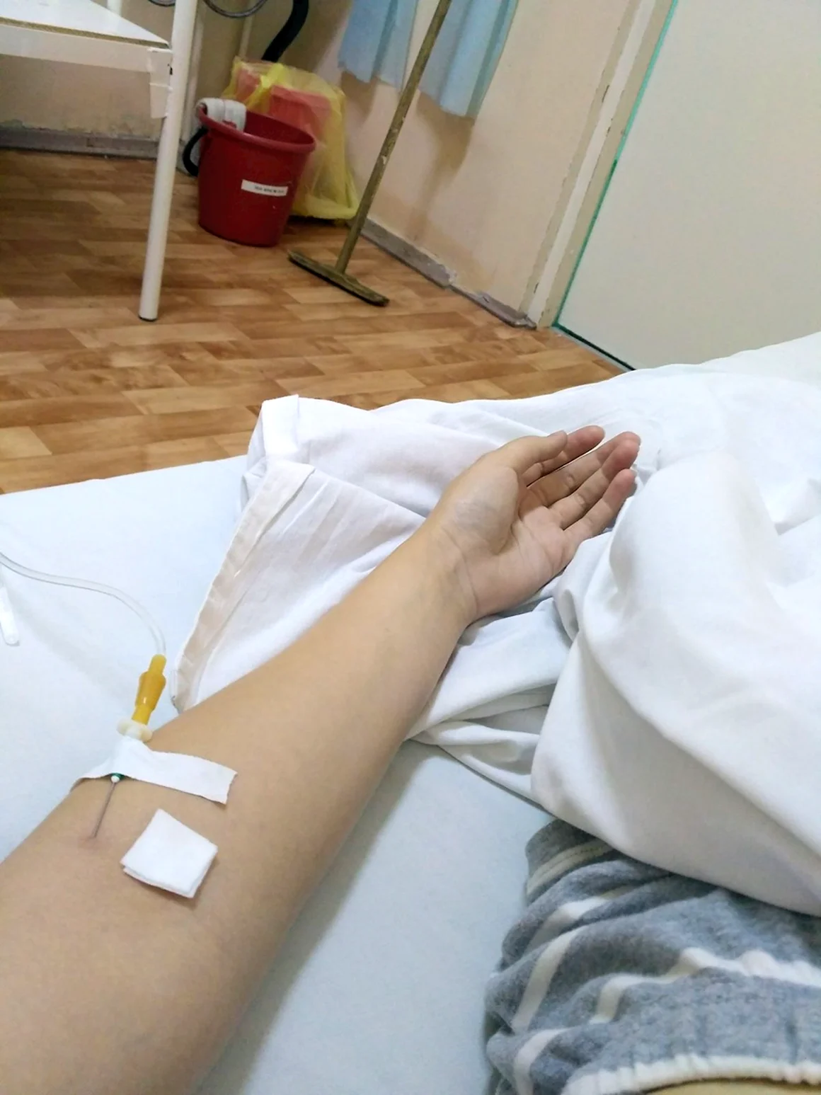 Рука с капельницей в больнице