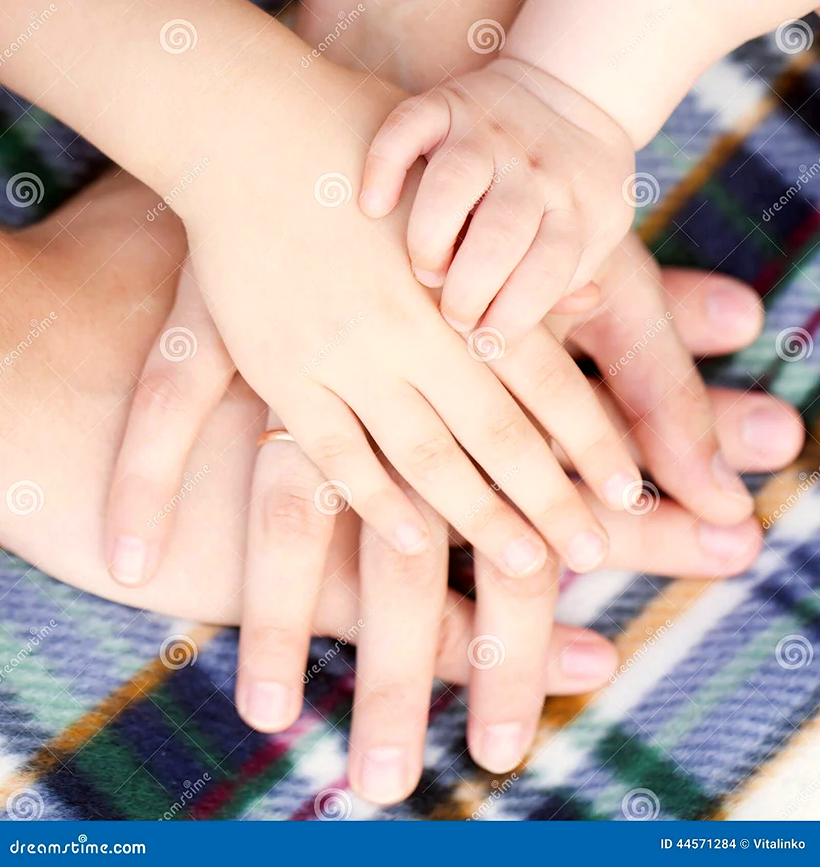 Руки родителей и детей
