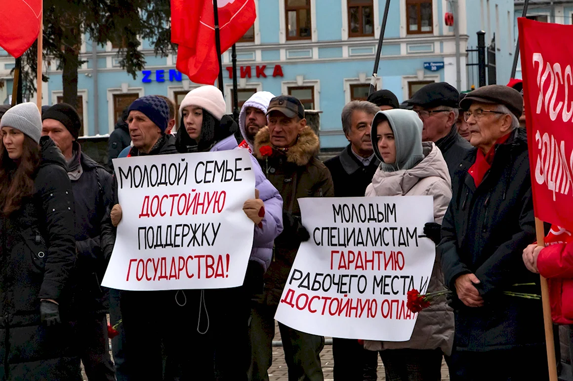 С праздником день рождения Комсомола