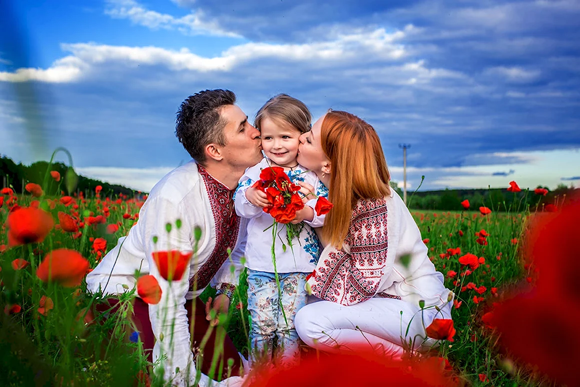 Семейная фотосессия в маковом поле