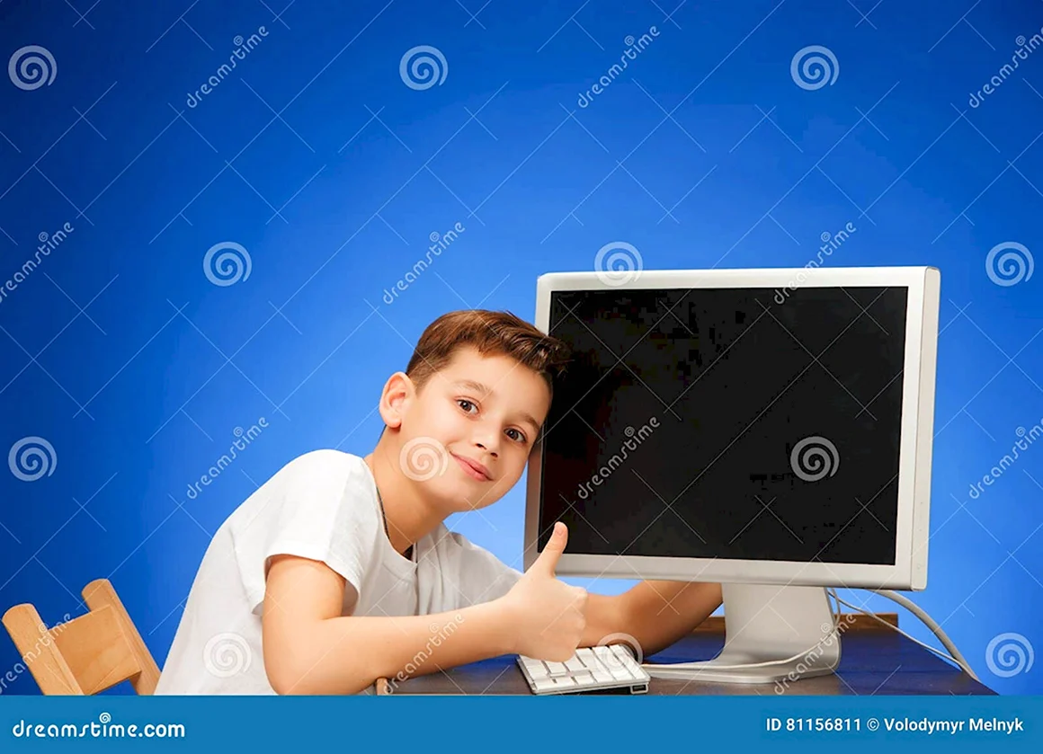 Школьник за монитором