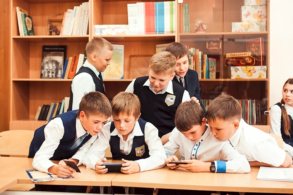 Школьники в школе